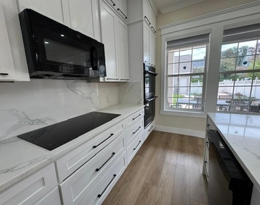 537 Campus Street - Photo Thumbnail 10