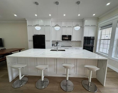 537 Campus Street - Photo Thumbnail 8