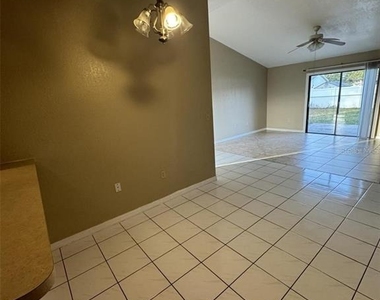 913 San Rafael Way - Photo Thumbnail 9
