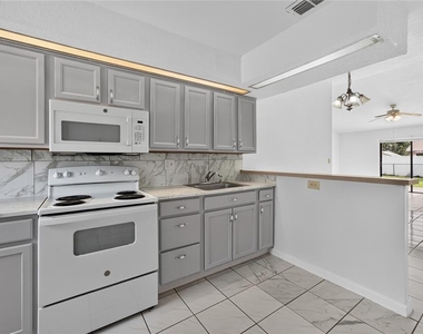 913 San Rafael Way - Photo Thumbnail 11