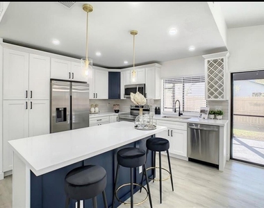 822 E Flag Lane - Photo Thumbnail 3