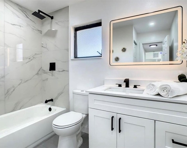 822 E Flag Lane - Photo Thumbnail 9