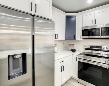 822 E Flag Lane - Photo Thumbnail 2