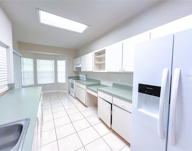 4332 Nw 34th Drive - Photo Thumbnail 5