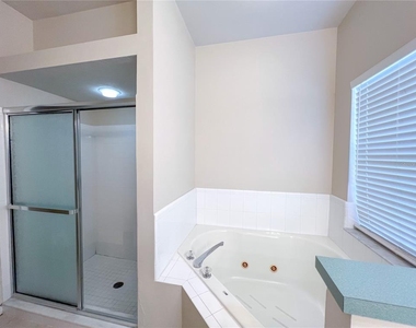 4332 Nw 34th Drive - Photo Thumbnail 13