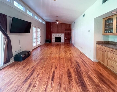 411 Nw 26th Street - Photo Thumbnail 3