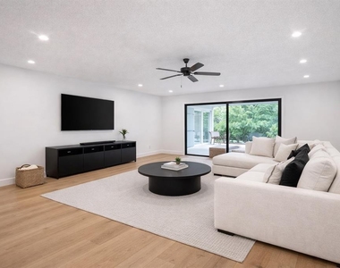 6805 22nd Avenue W - Photo Thumbnail 2