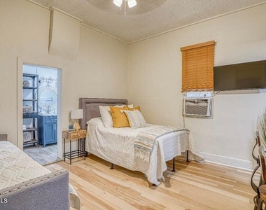 709 N Saint Vrain Street - Photo Thumbnail 7