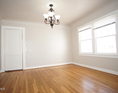 4424 Cambridge Avenue - Photo Thumbnail 4