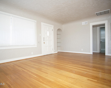 4424 Cambridge Avenue - Photo Thumbnail 3