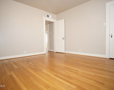 4424 Cambridge Avenue - Photo Thumbnail 7
