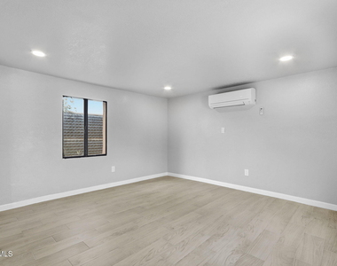 593 Myra Street - Photo Thumbnail 6