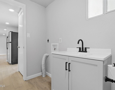593 Myra Street - Photo Thumbnail 19