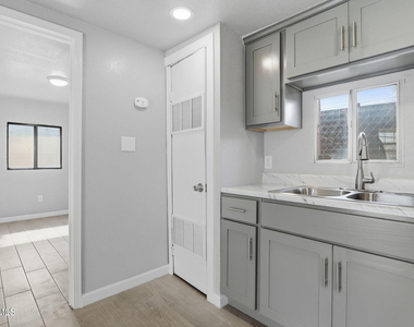 593 Myra Street - Photo Thumbnail 9