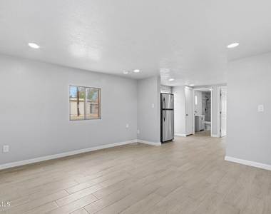 593 Myra Street - Photo Thumbnail 4