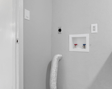 593 Myra Street - Photo Thumbnail 20