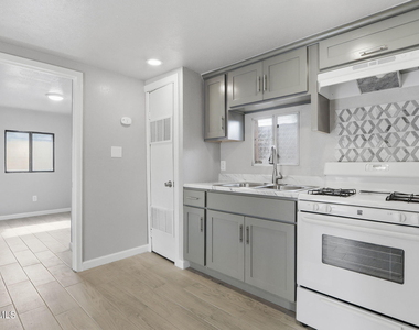 593 Myra Street - Photo Thumbnail 8