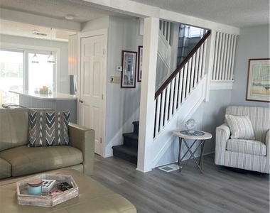 31 Lawrence Avenue - Photo Thumbnail 2