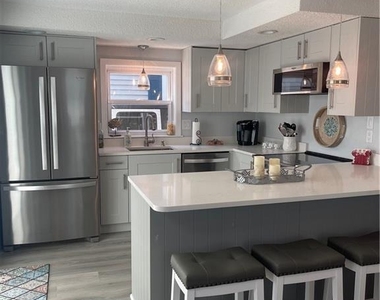 31 Lawrence Avenue - Photo Thumbnail 7