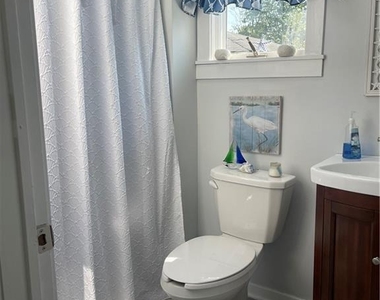 31 Lawrence Avenue - Photo Thumbnail 10