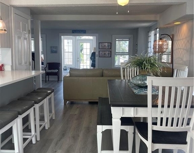 31 Lawrence Avenue - Photo Thumbnail 6