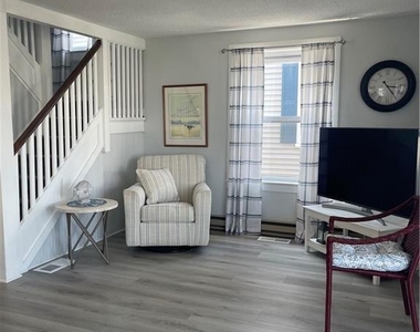 31 Lawrence Avenue - Photo Thumbnail 3