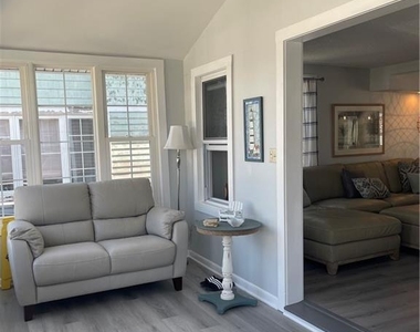 31 Lawrence Avenue - Photo Thumbnail 1