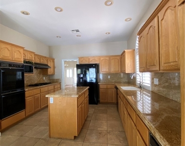 7816 Waterfalls Avenue - Photo Thumbnail 11