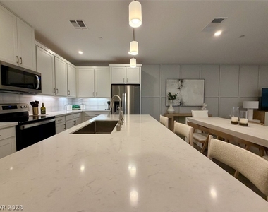 802 Royal Beekman Street - Photo Thumbnail 12