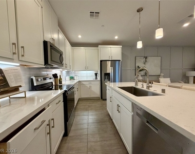 802 Royal Beekman Street - Photo Thumbnail 14