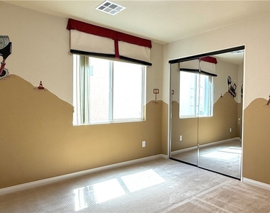 6825 Philharmonic Ave - Photo Thumbnail 30