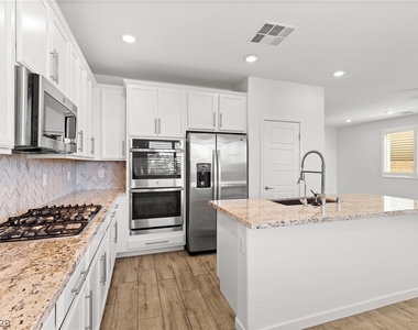 12349 Harbor Isle Avenue - Photo Thumbnail 8