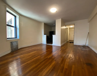 272 Clarkson Ave - Photo Thumbnail 2