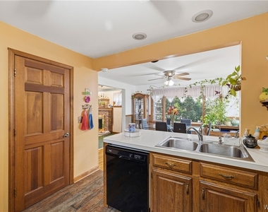 136 Mapleview Road - Photo Thumbnail 14