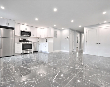 135 East 46th Street - Photo Thumbnail 1