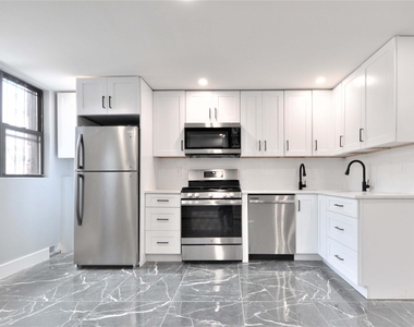 135 East 46th Street - Photo Thumbnail 2