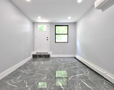135 East 46th Street - Photo Thumbnail 5