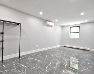 135 East 46th Street - Photo Thumbnail 4
