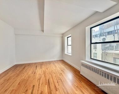 E 12th St - Photo Thumbnail 2