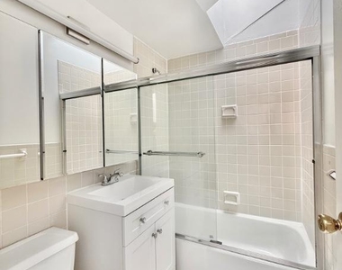 E 12th St - Photo Thumbnail 7