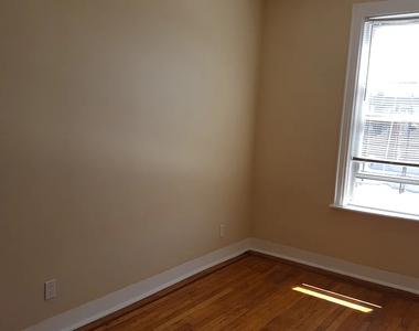Astoria 47th street - Photo Thumbnail 5