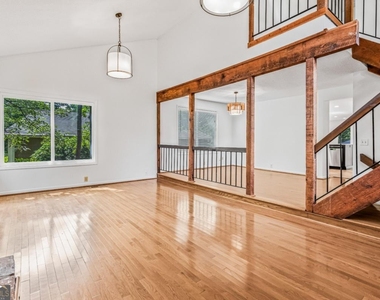 1016 Muirfield Drive - Photo Thumbnail 7