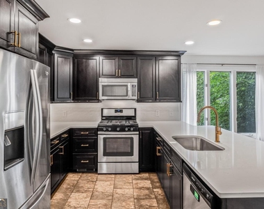 1016 Muirfield Drive - Photo Thumbnail 4