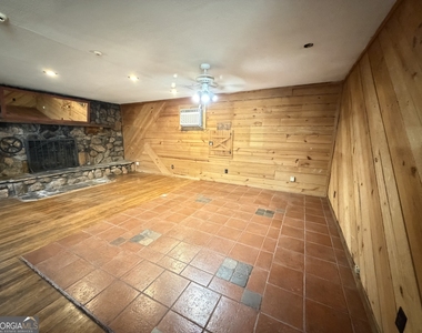 1054 College Station Road - Photo Thumbnail 6