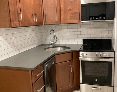 260 West 24th Street - Photo Thumbnail 5