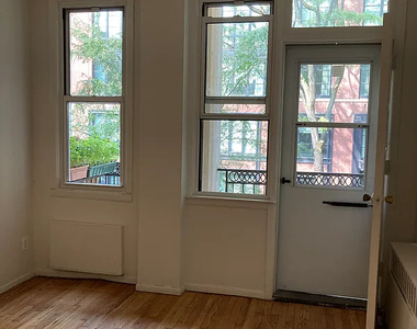 260 West 24th Street - Photo Thumbnail 1