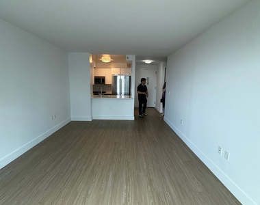 Center Boulevard - Photo Thumbnail 2