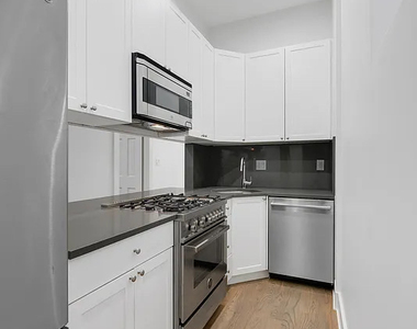 121 Madison Avenue - Photo Thumbnail 1