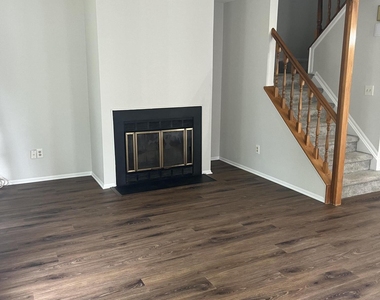 157 Malibu Drive - Photo Thumbnail 4