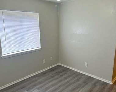 806 Phillips Drive - Photo Thumbnail 15